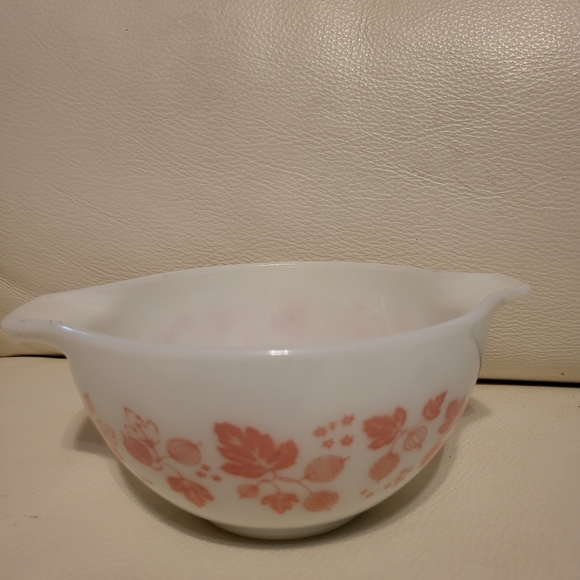 1 1/2 PT Cinderella Gooseberry Pink pattern Pyrex bowl - Picture 3 of 9